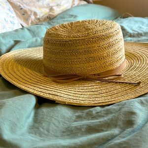 NWT big sun hat with little cute tie.
